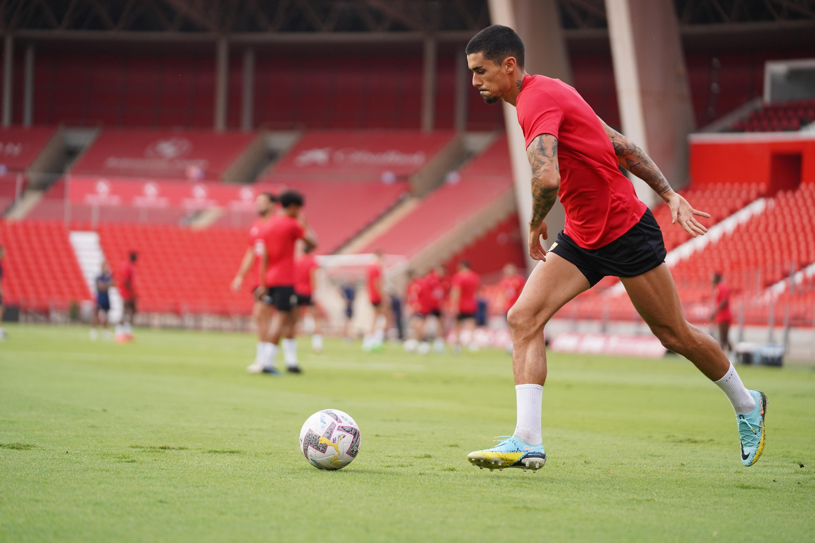 Chumi se dispone a golpear el balón en una sesión de entrenamiento