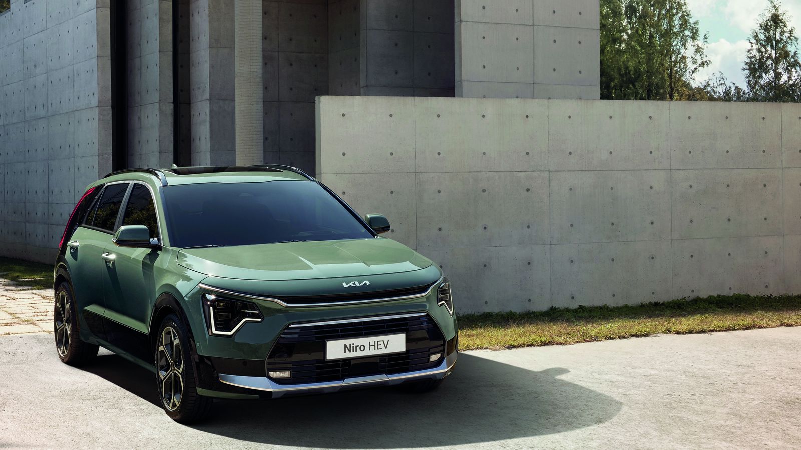 La versión híbrida autorrecargable es la de menor potencia de las tres, es la que da acceso por precio a la gama.  Respecto a su antecesor es importante el cambio de diseño de su frontal con un nuevo tratamiento de la parrilla o la firma de las luces diurnas , replicada en los pilotos posteriores.