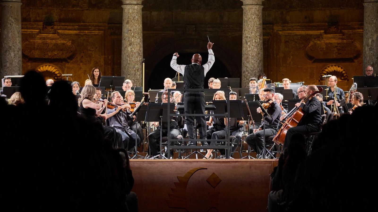 William Eddins dirige la Orquesta Ciudad de Granada en el Palacio de Carlos V William Eddins dirige la Orquesta Ciudad de Granada en el Palacio de Carlos V