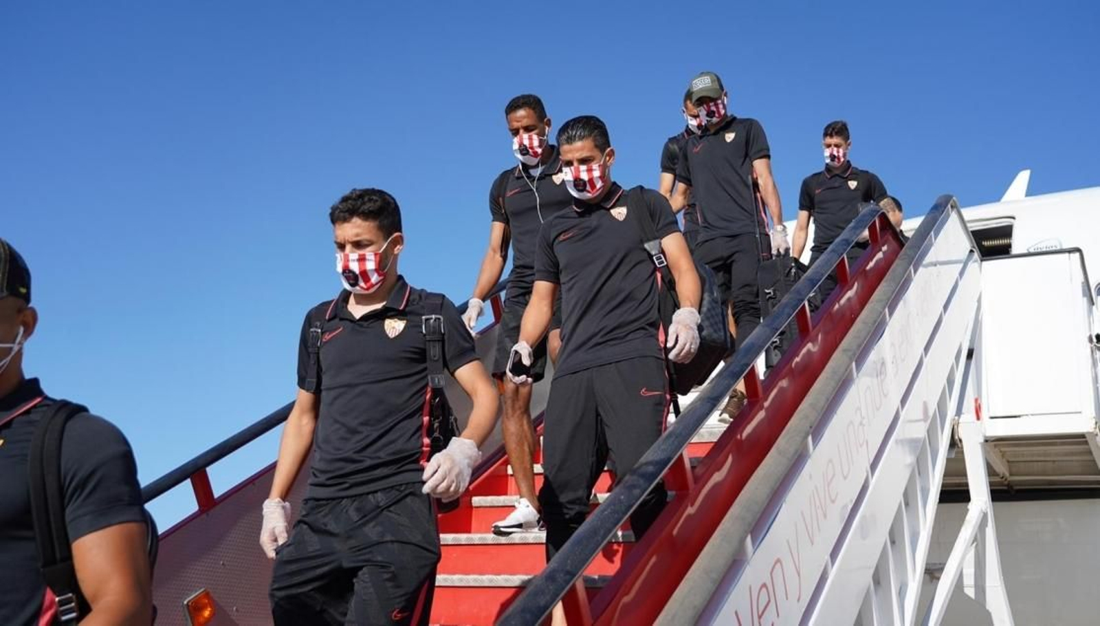 Los jugadores del Sevilla descienden del avión a su llegada ayer a Alicante