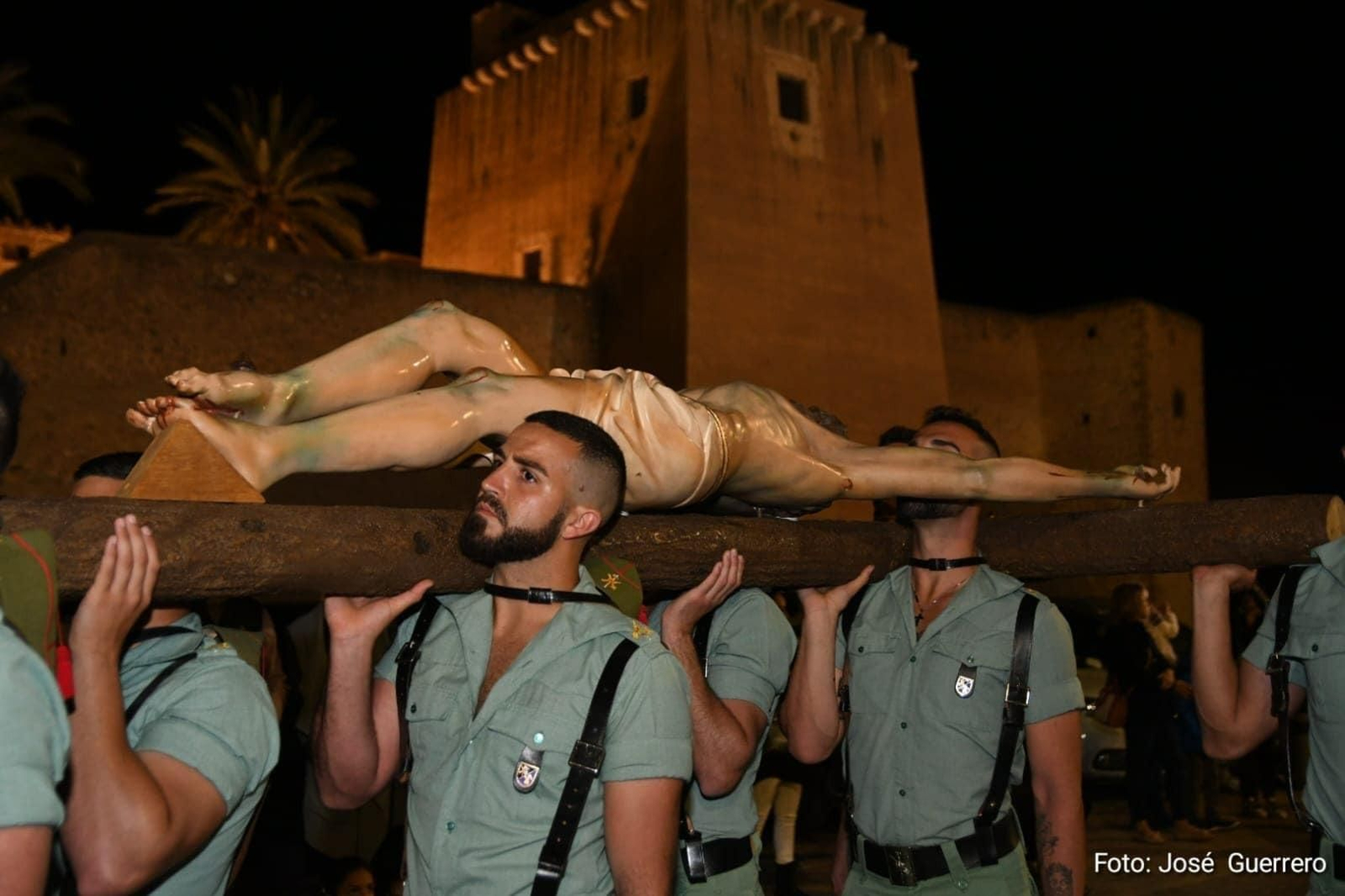 El Cristo de la Agonía, en manos de los legionarios.