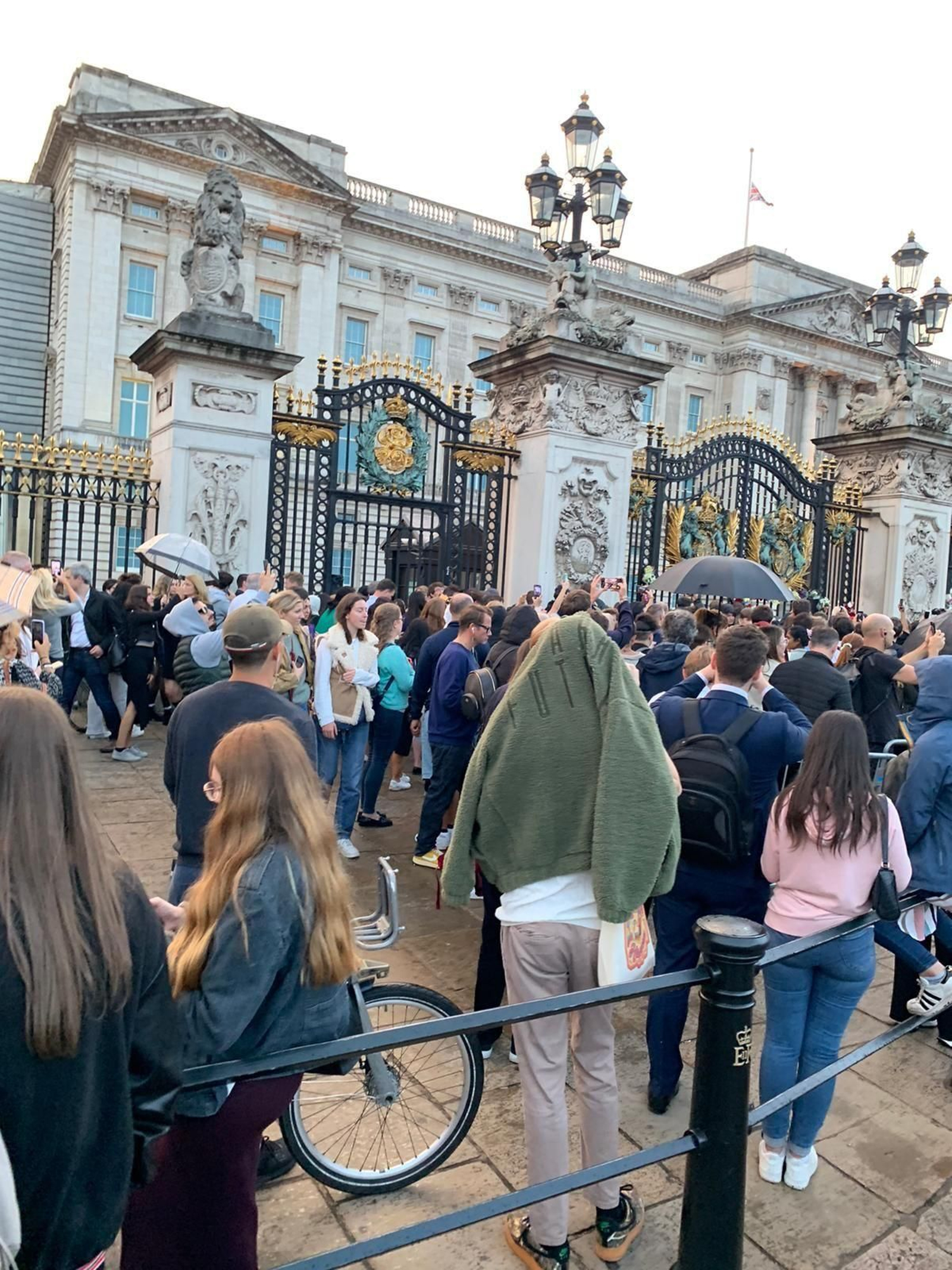 Los británicos acuden a Buckingham Palace tras el anuncio de la muerte de Isabel II