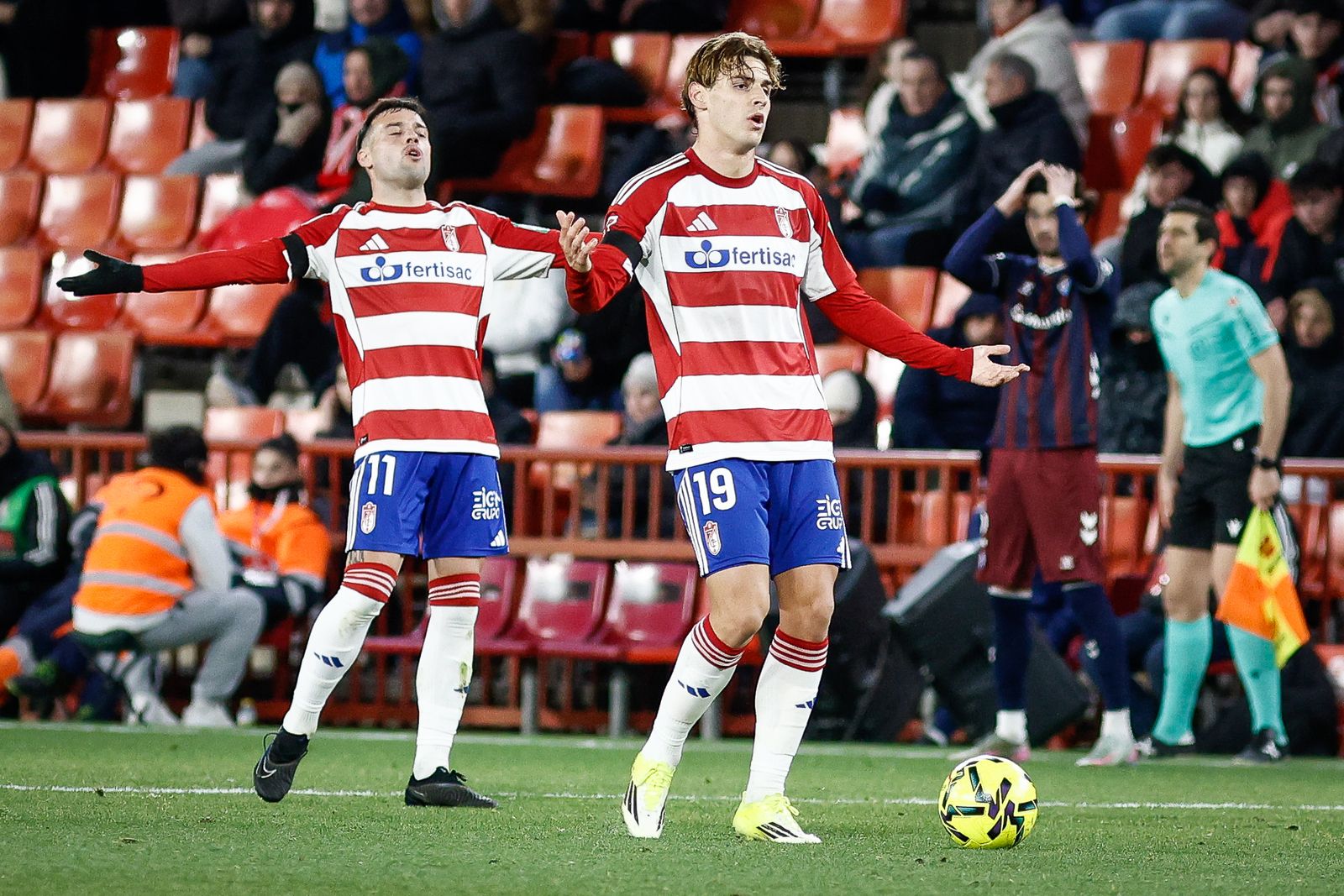 José Arnaiz y Jorge Pascual se quejan en el duelo ante el Eibar.