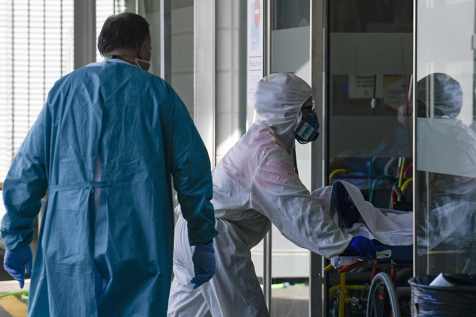 Los hospitales ingresan a mucha gente, aunque a menor ritmo que antes