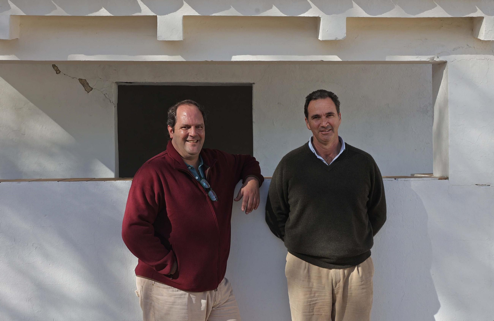 Los ganaderos Javier Núñez Álvarez y Álvaro Núñez Benjumea en la plaza de tientas de Iruelas, en Tarifa. Los ganaderos Javier Núñez Álvarez y Álvaro Núñez Benjumea en la plaza de tientas de Iruelas, en Tarifa.