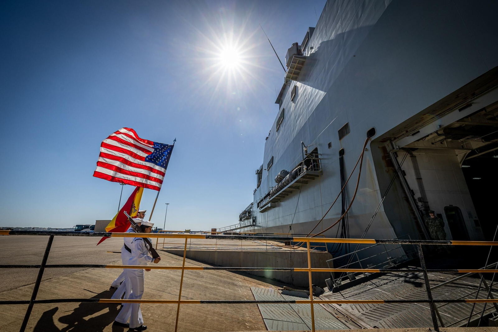 Imágenes: España y EEUU conmemoran 70 años de "guardias juntos" en la Base de Rota