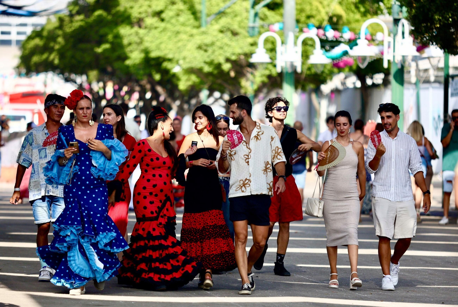 Un grupo de personas en el Real de la Feria de Málaga el pasado año.