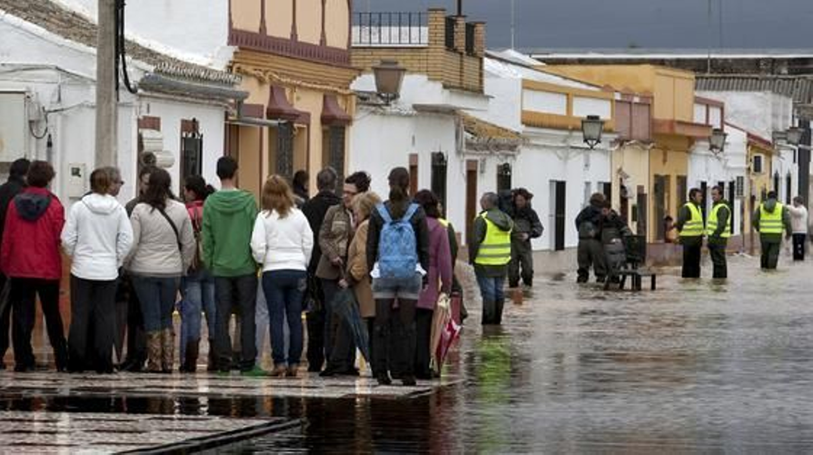 Habitantes de Tocina en una calle inundada.

Foto: Agencias