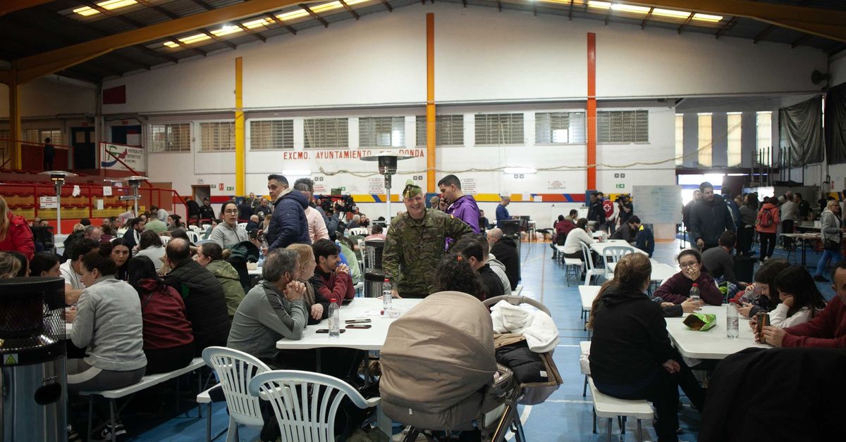 Los desalojados cumplen una semana en el pabellón de Ronda