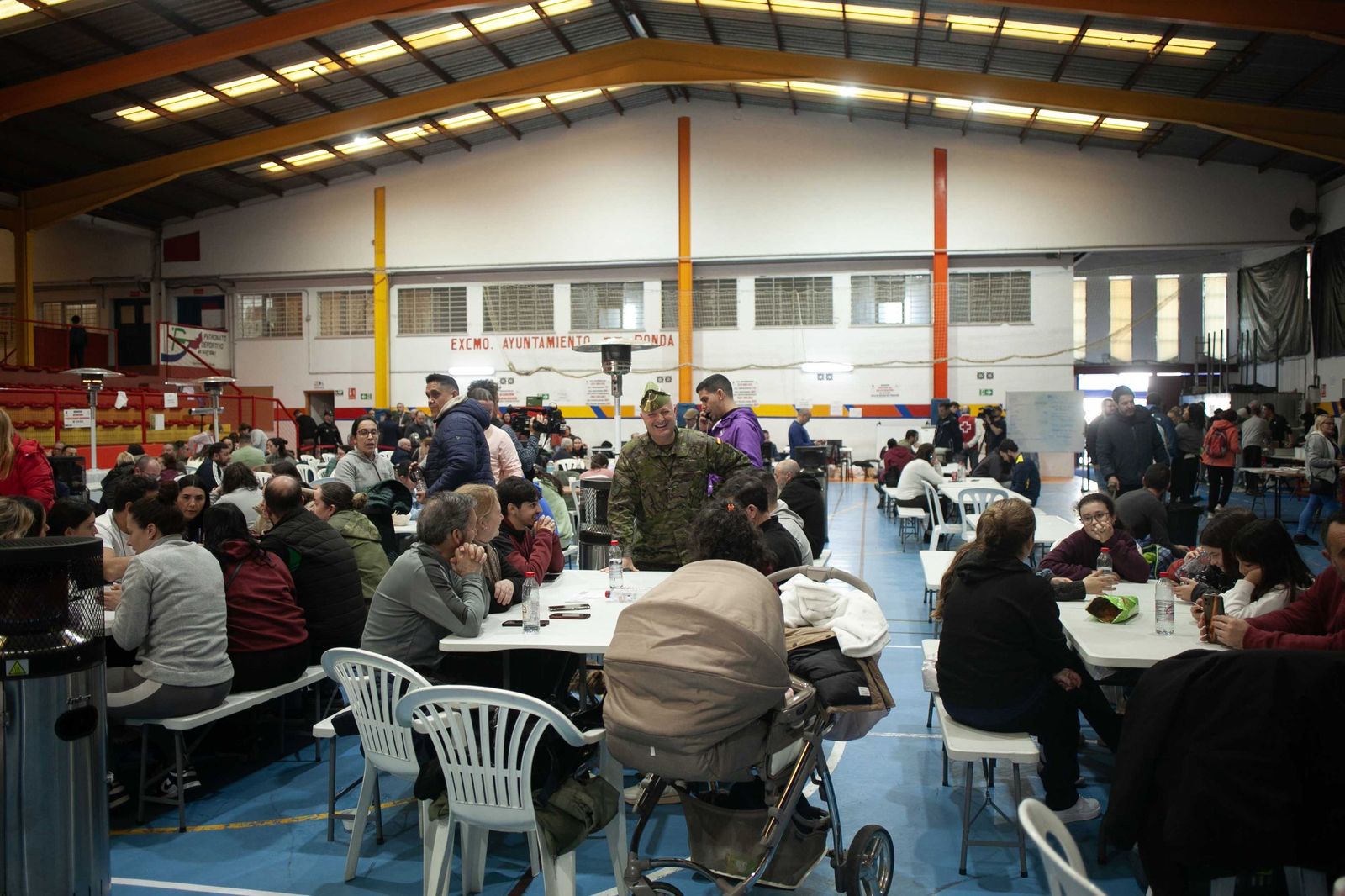 Vecinos desalojados en el pabellón de Ronda.
