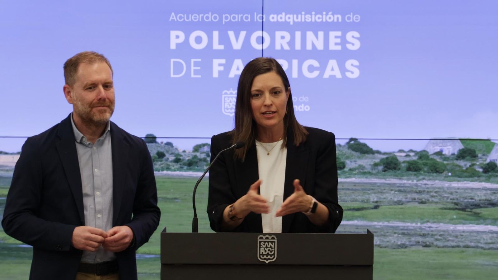Patricia Cavada y Conrado Rodríguez junto a un fondo de los polvorines.