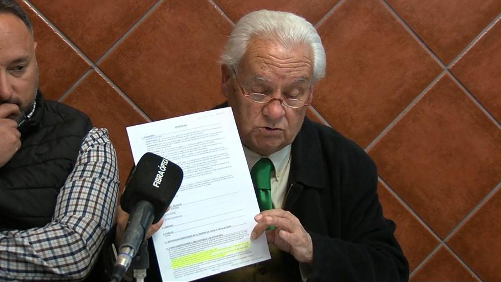 Antonio Bohórquez muestra una de las actas que recogen incidentes