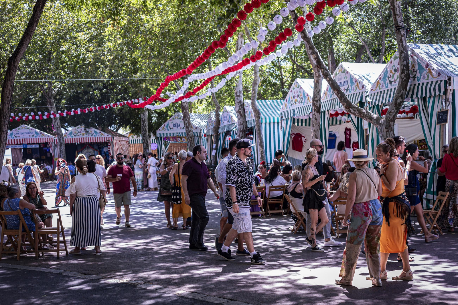 Búscate en las imágenes del Día de la Mujer de la Feria del Carmen y de la Sal de San Fernando