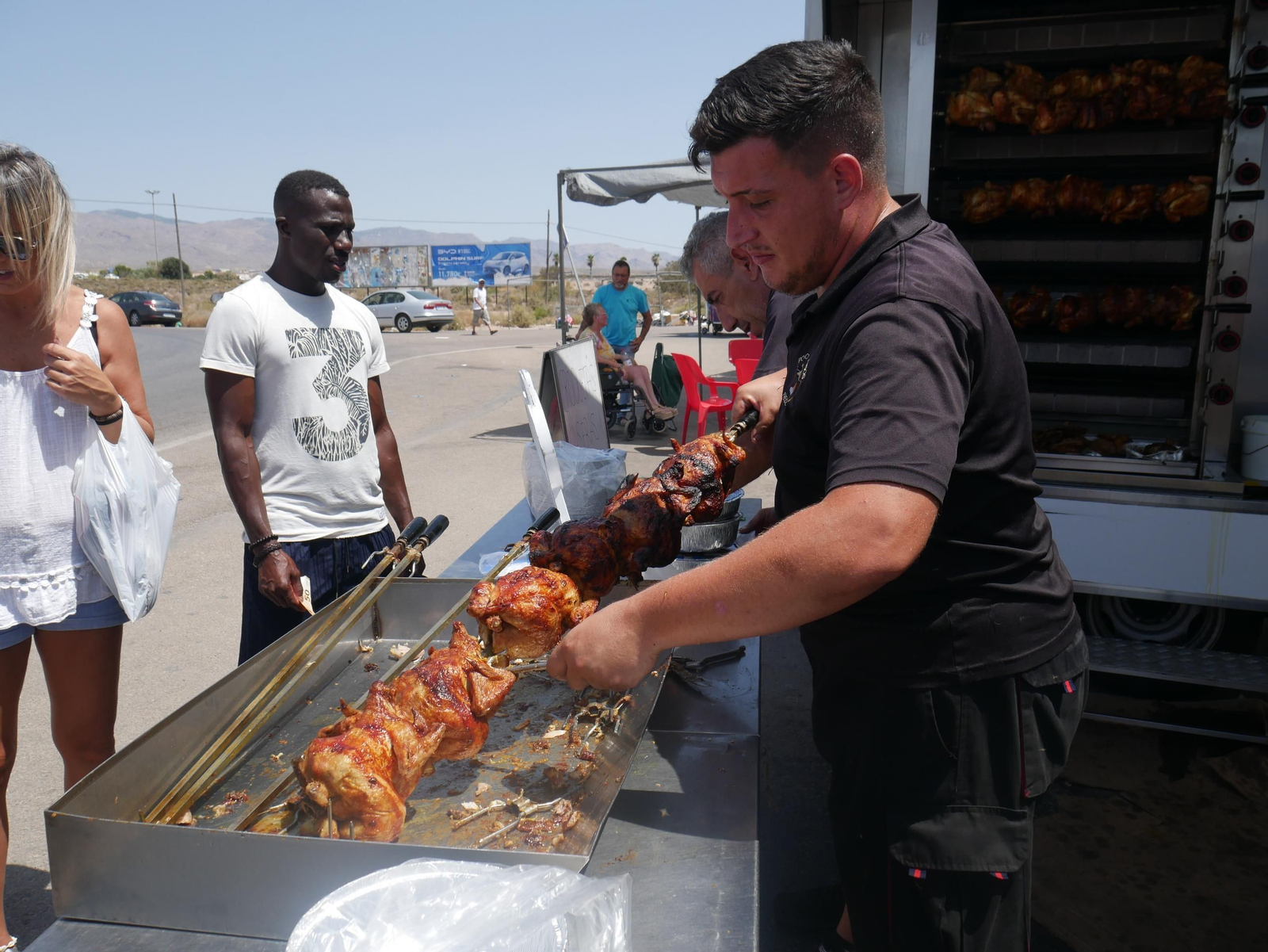 Así es la venta de pollos asados en los negocios ambulantes de Almería
