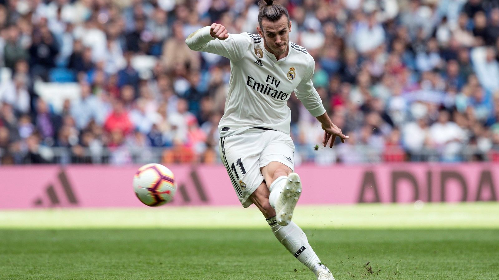 Gareth Bale dispara a puerta.