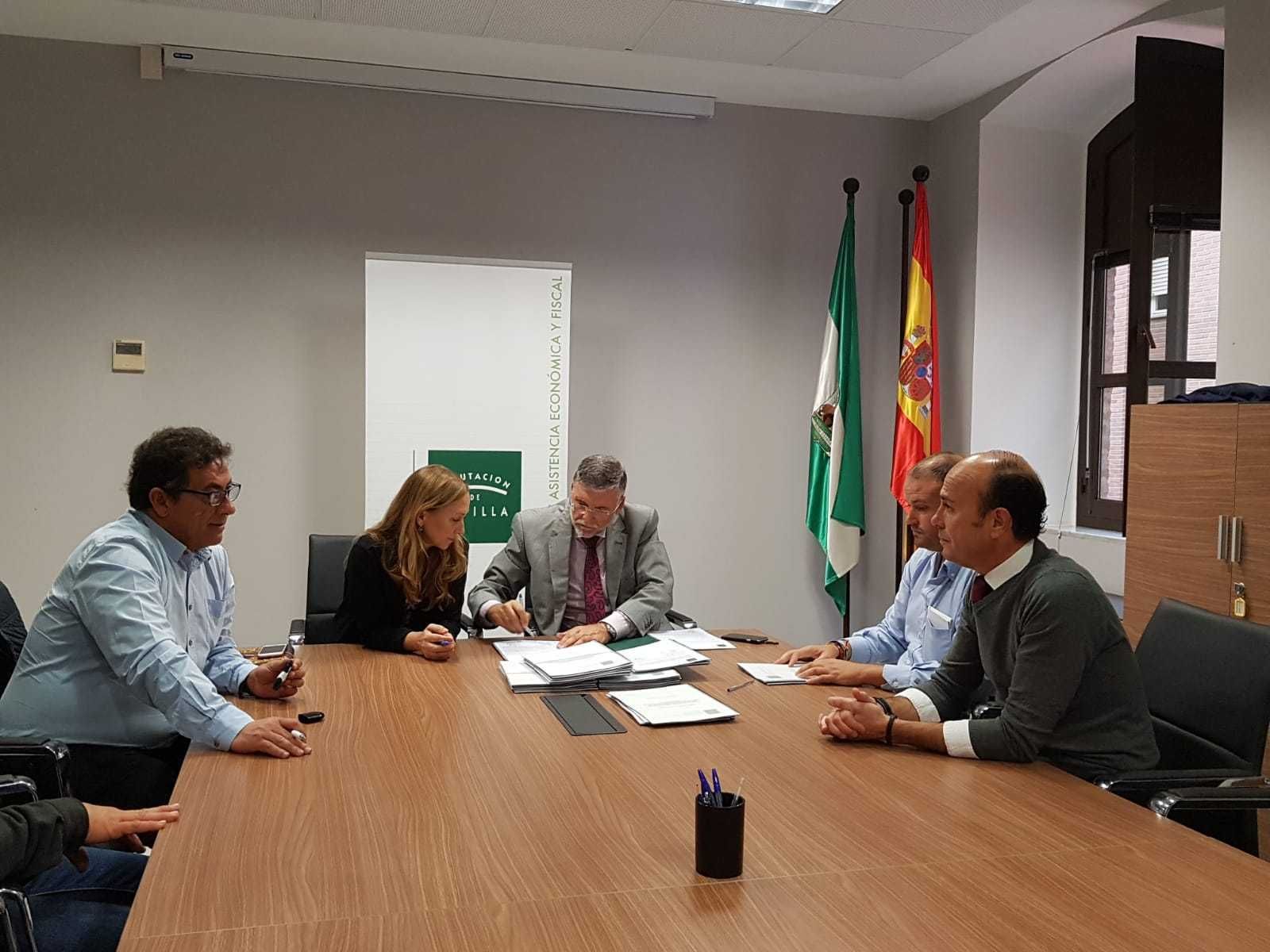 La vicepresidenta del Opaef reunida con los representantes municipales de las tres localidades.