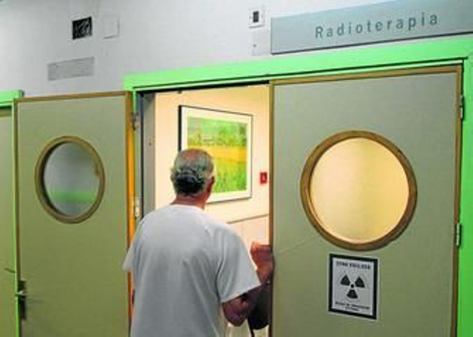 Un profesional sanitario en la puerta de acceso a la zona de radioterapia hospitalaria.