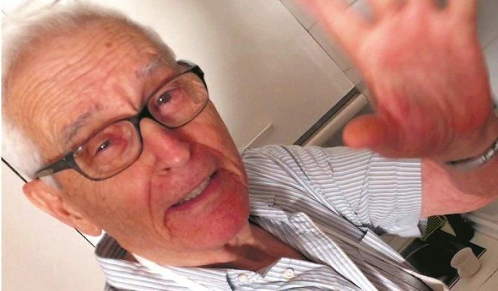 Javier Martínez en la imagen de una vídeo receta que envió a una de su nietas.