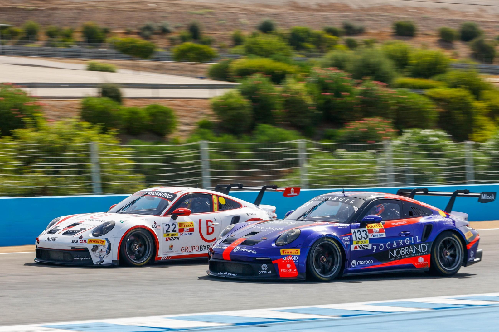 Dos GT pelean por la posición en un lance de la carrera.