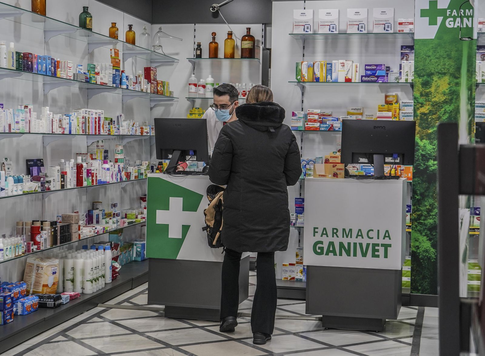 Una farmacia en la calle Ganivet de la capital.
