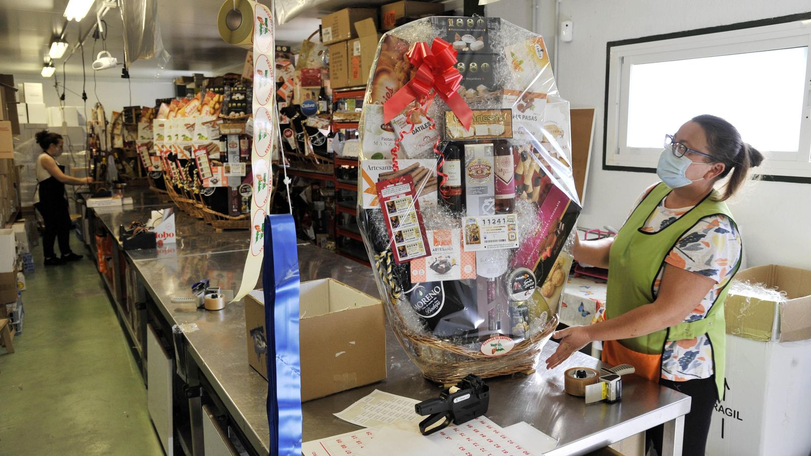 Varias empleadas de la empresa Reyjam montando cestas de Navidad que distribuyen a distintos sitios.