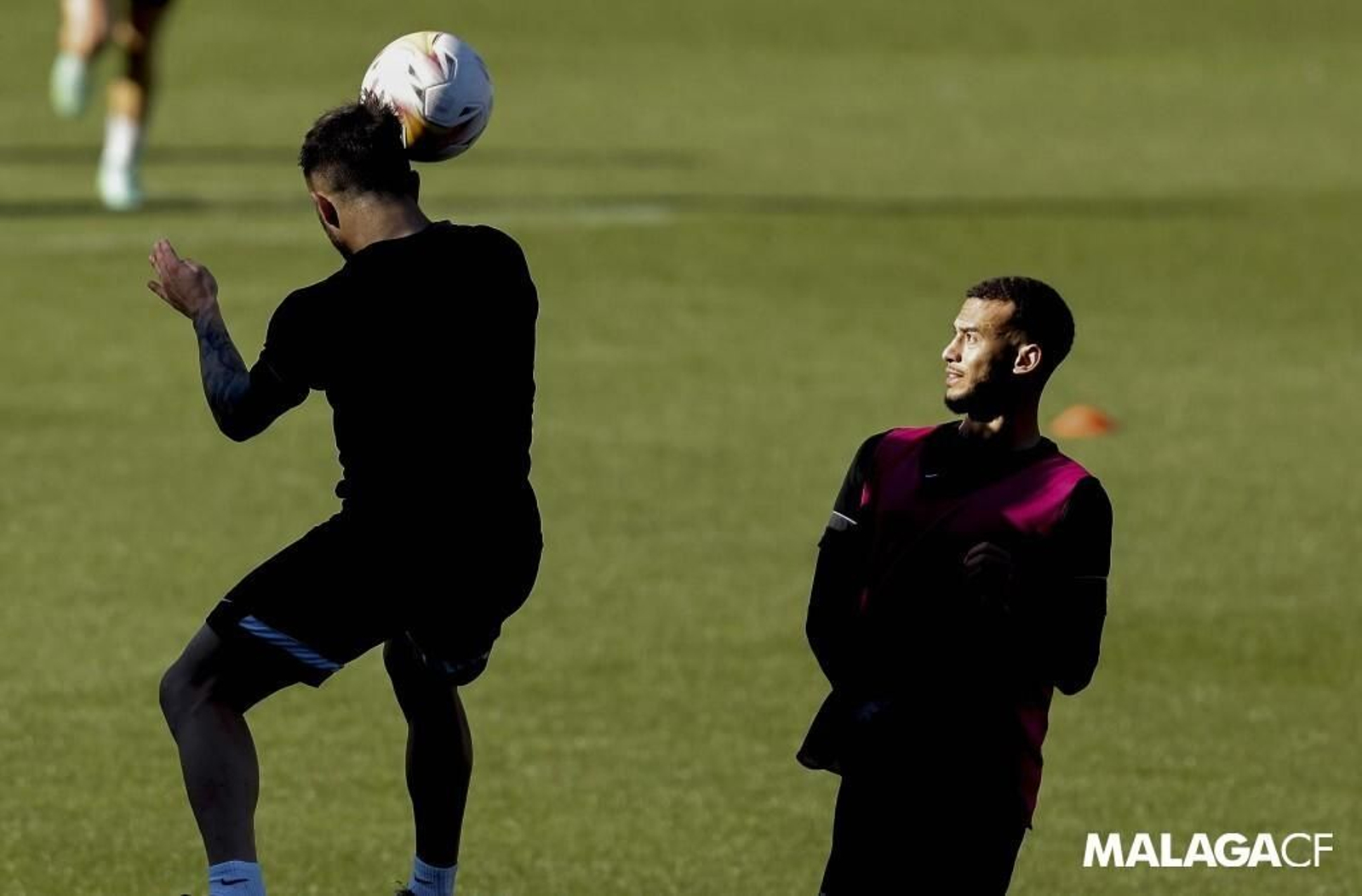 Ismael Casas cabecea un balón ante la mirada de Hicham.