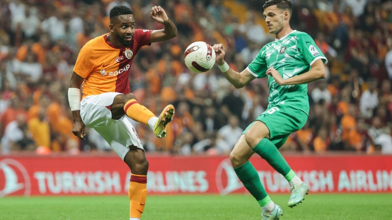 Bakambu durante un encuentro con el Galatasaray