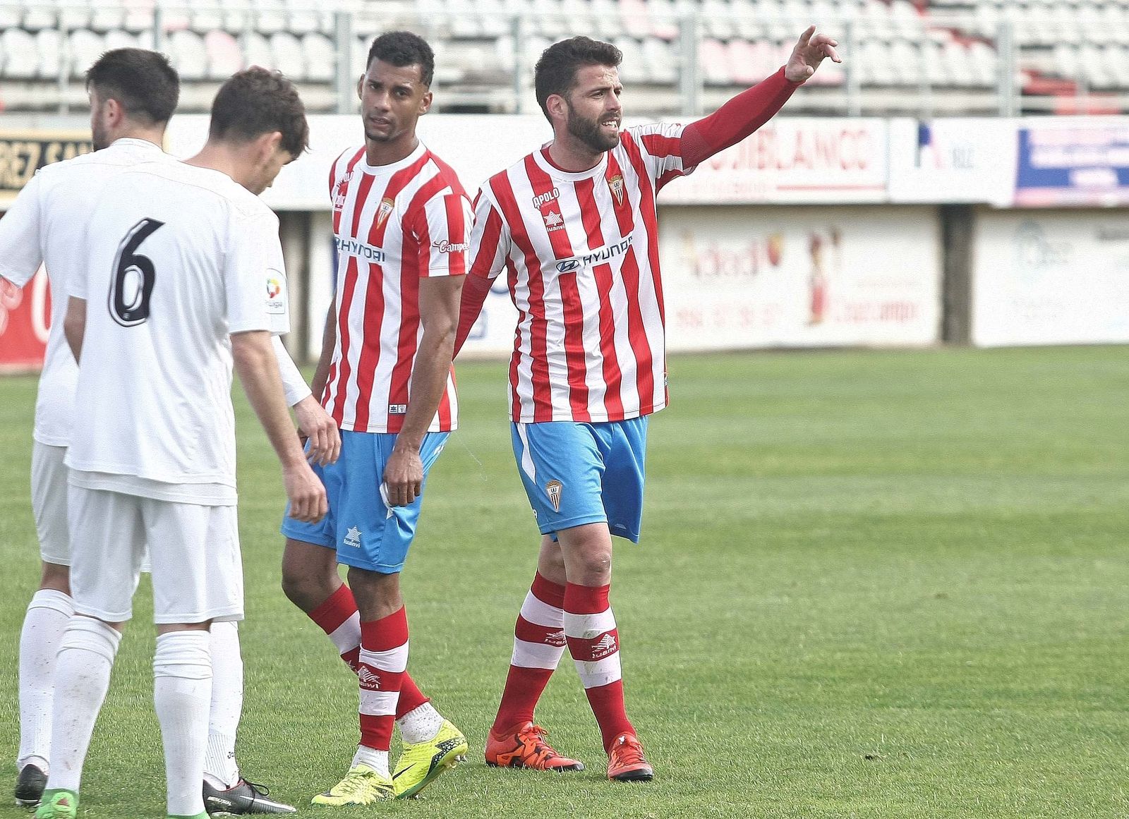 Siles da instrucciones a sus compañeros en el duelo del pasado domingo ante el Arcos.