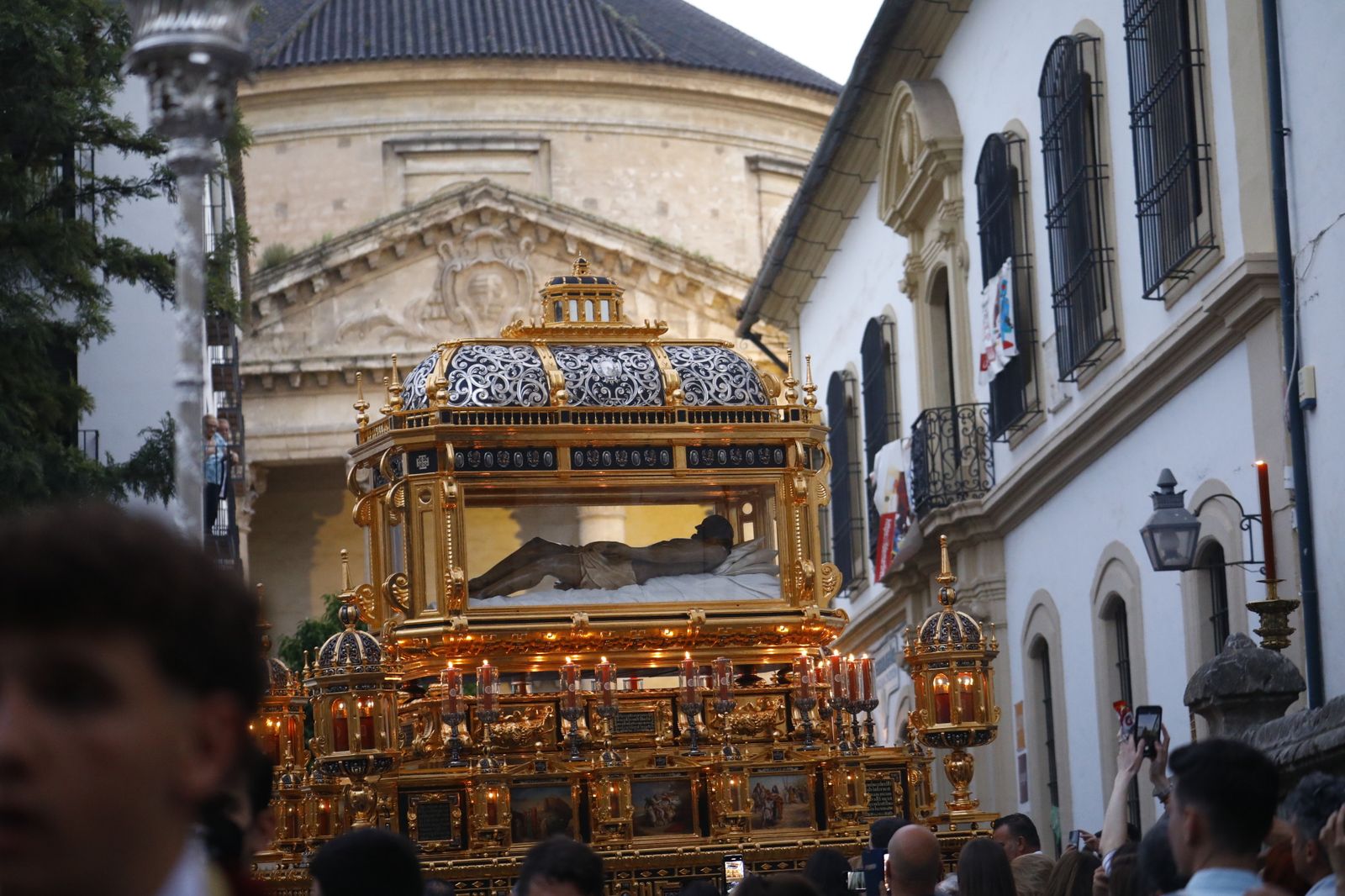 Viernes Santo en Córdoba: la procesión del Santo Sepulcro, en imágenes