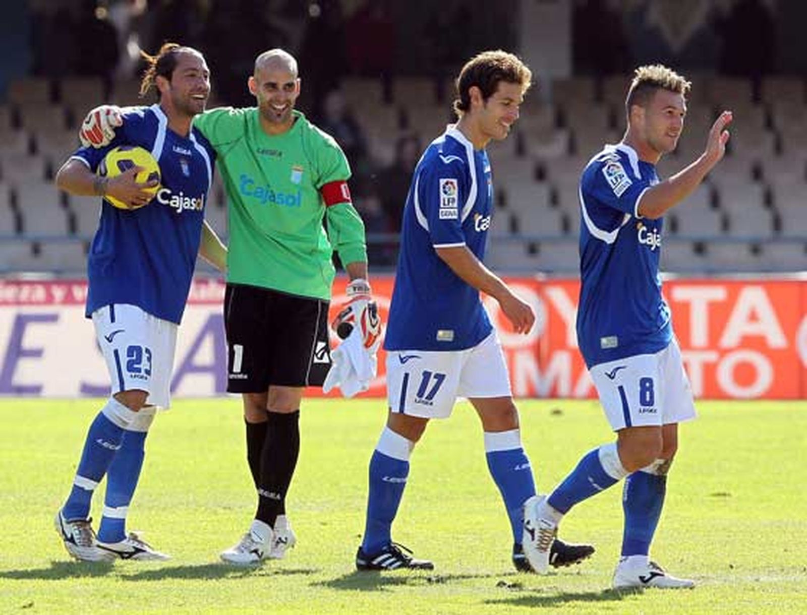 José Mari fue felicitado por Chema y se llevó el balón del partido, como es habitual al marcar un 'hat-trick'

Foto: Miguel Angel Gonzalez