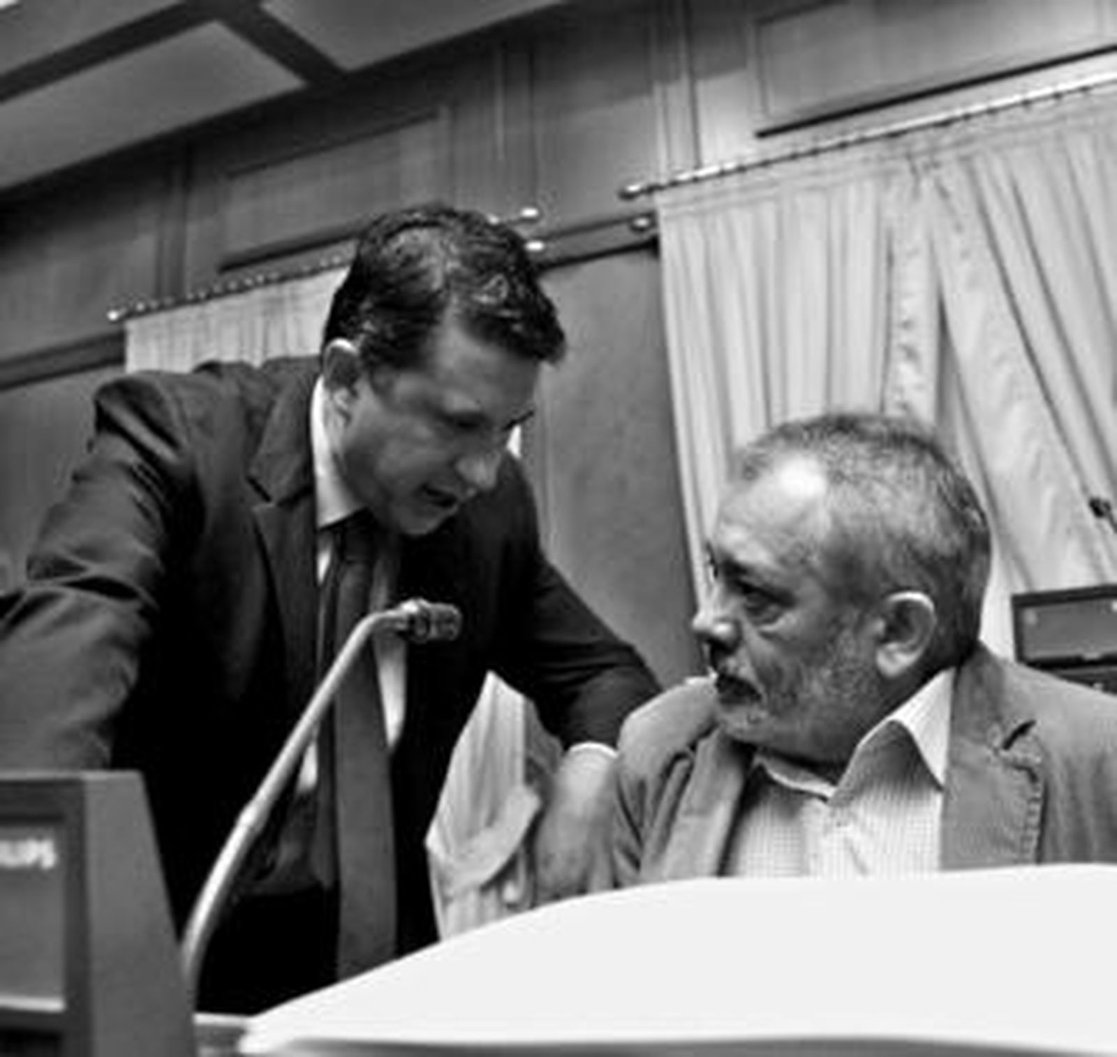 Blanco (PSOE) y Ocaña (IU) dialogan antes de la celebración de un Pleno municipal.