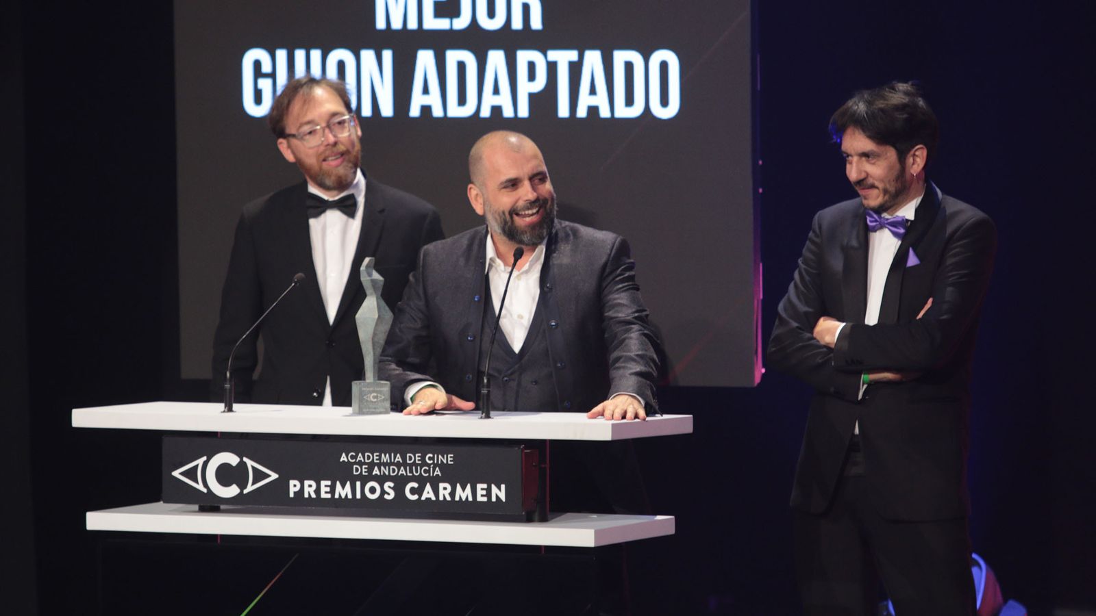 Alexis Morante recogiendo el premio al mejor guion adaptado.