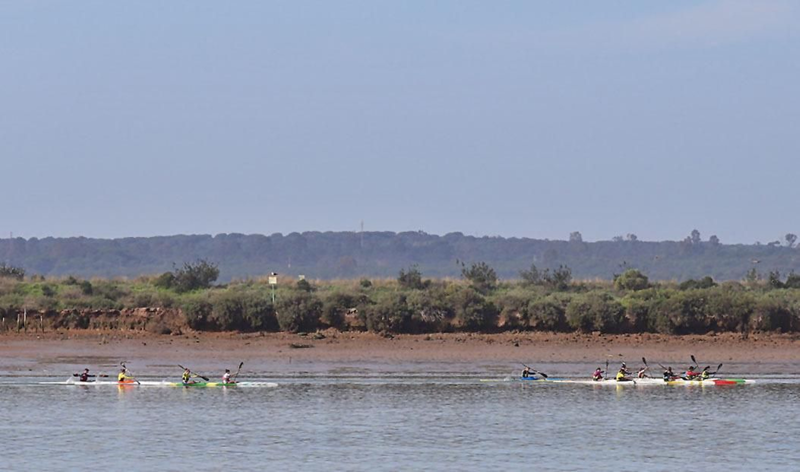El buen tiempo del sábado llena de onubenses el Paseo de la Ría
