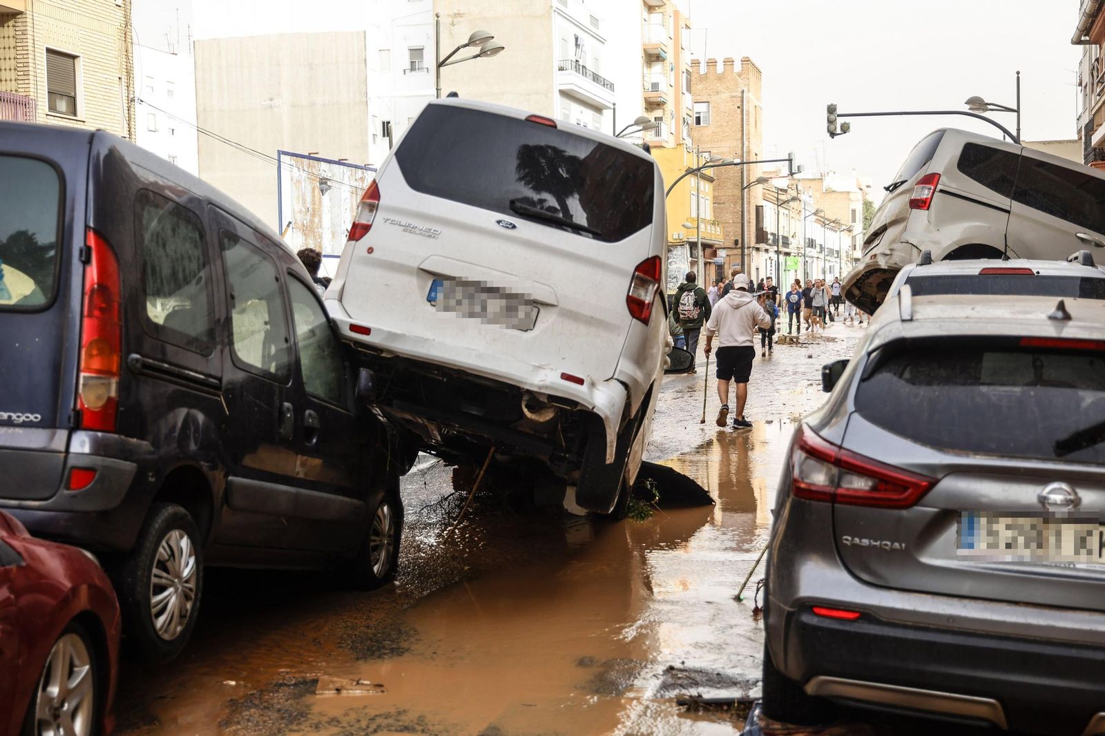 Coches amontonados por la fuerza del agua en La Torre de Valencia.