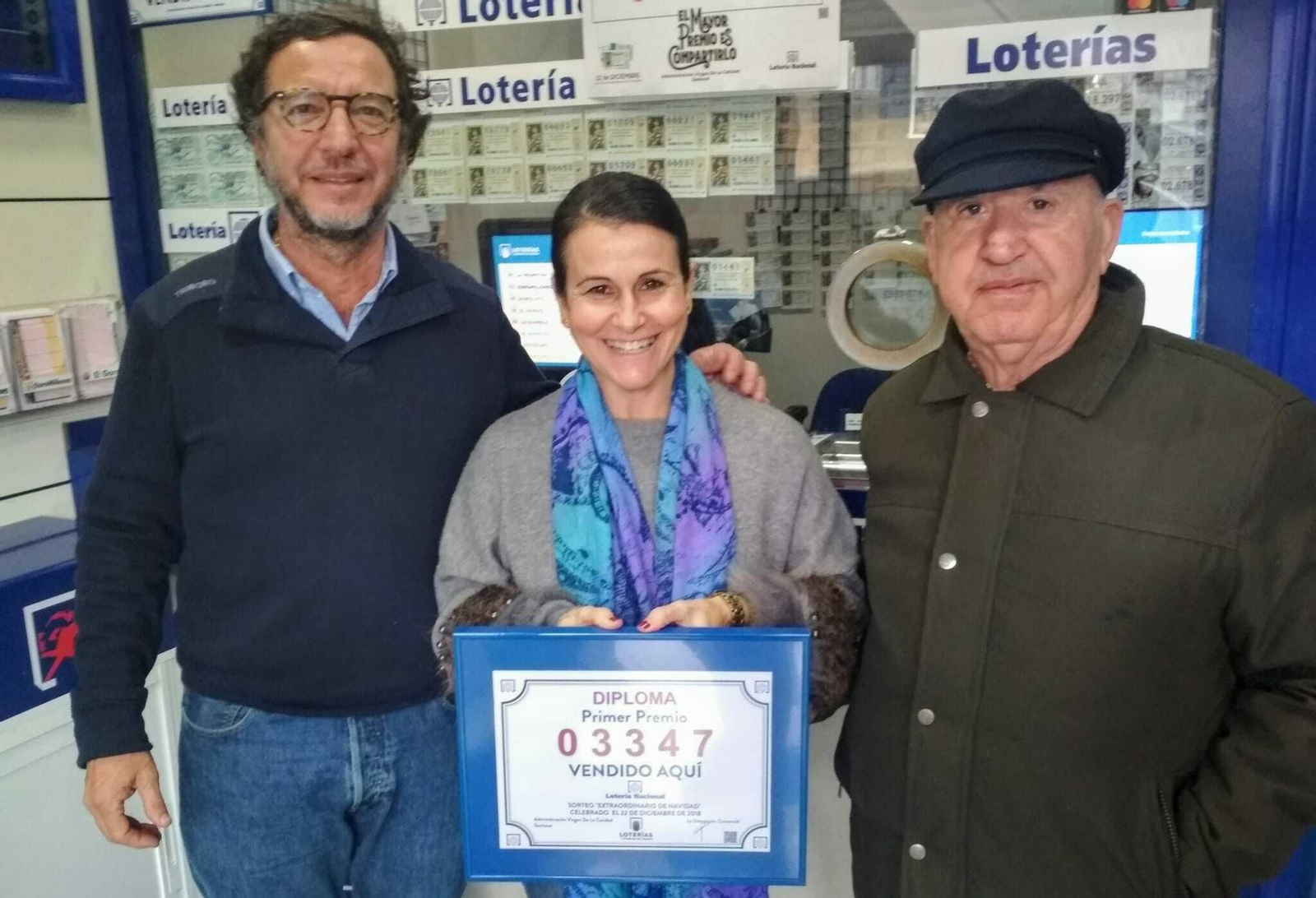 Caridad Aurora Ibáñez 'Cari Paporra', con su padre y su marido, este viernes en su administración.