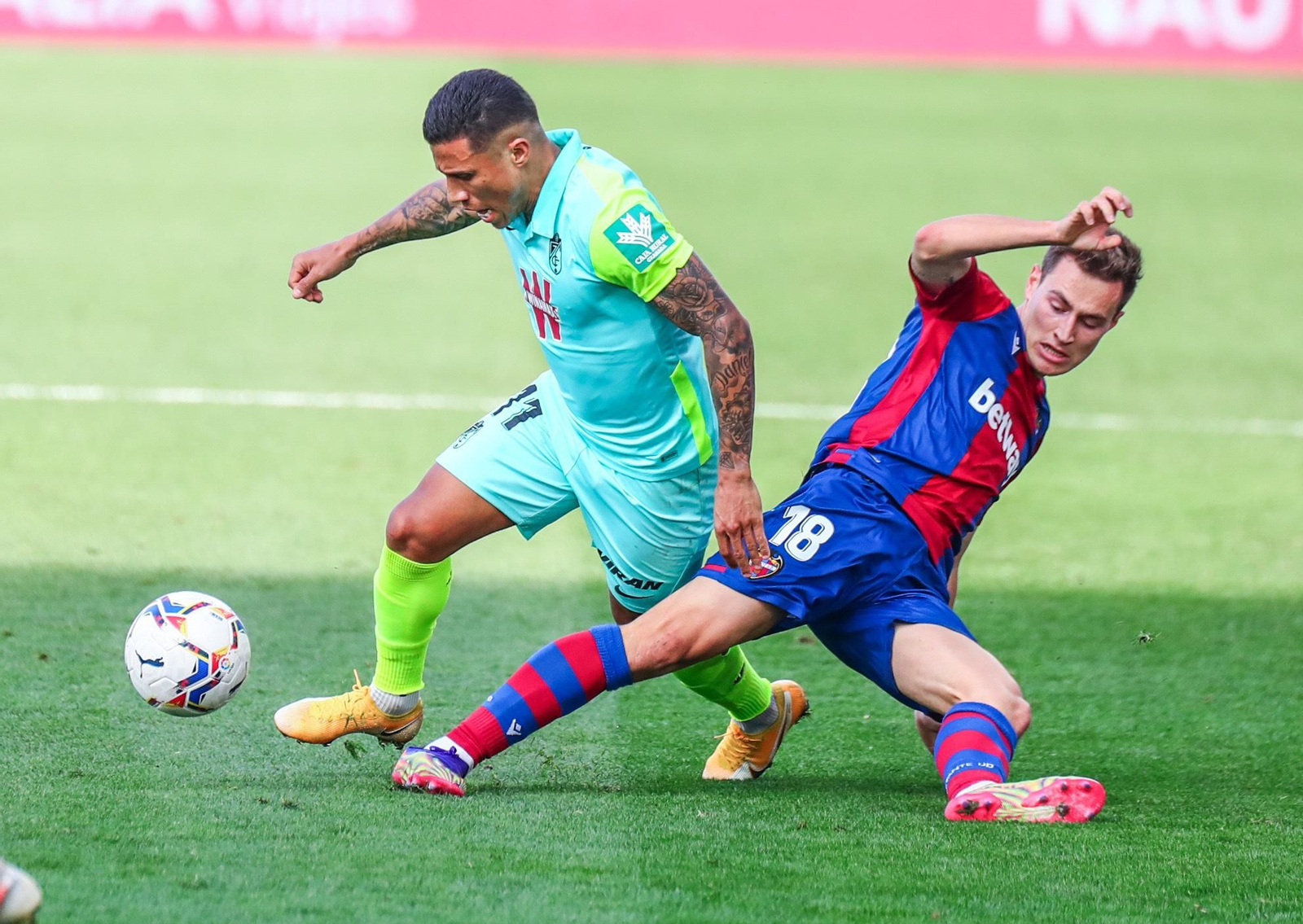 Jorge De Frutos trata de arrebatarle el cuero a Darwin Machís en el duelo de ayer en el Estadio Ciudad de Valencia.