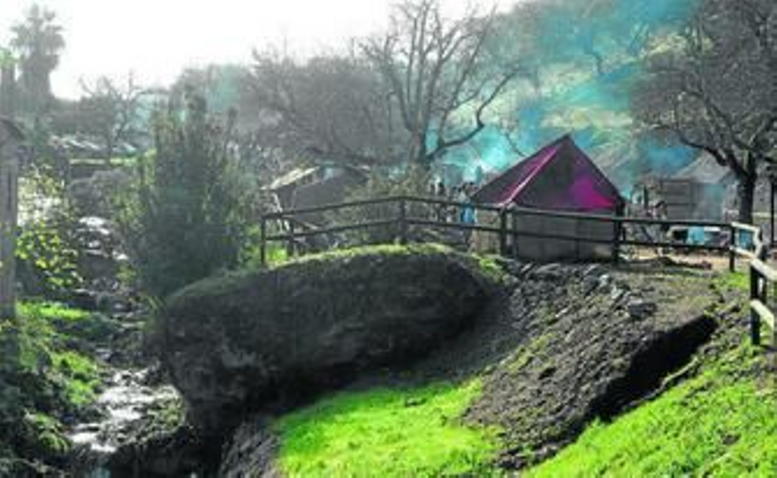 El belén se monta en la entrada del pueblo, en el entorno del barranco.