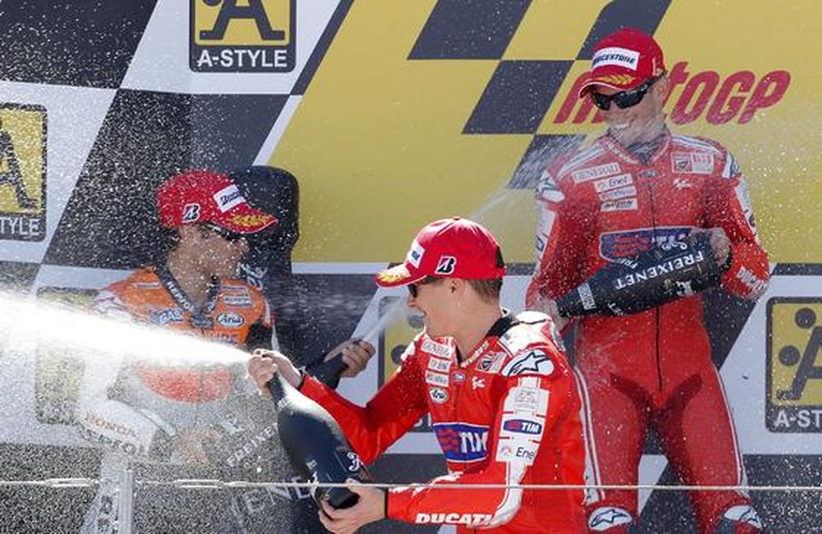 Casey Stoner, en lo más alto del podio de MotoGP del Gran Premio de Aragón. Dani Pedrosa fue segundo y Nicky Hayden tercero.

Foto: Afp Photo