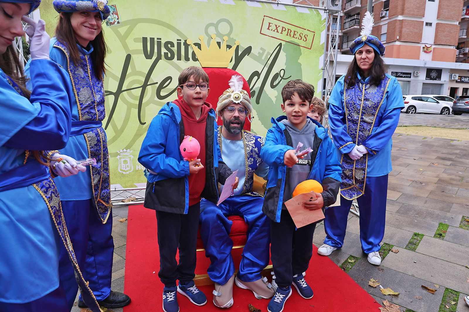 Los Pajes Reales recogen las cartas de los más pequeños en la Plaza Houston