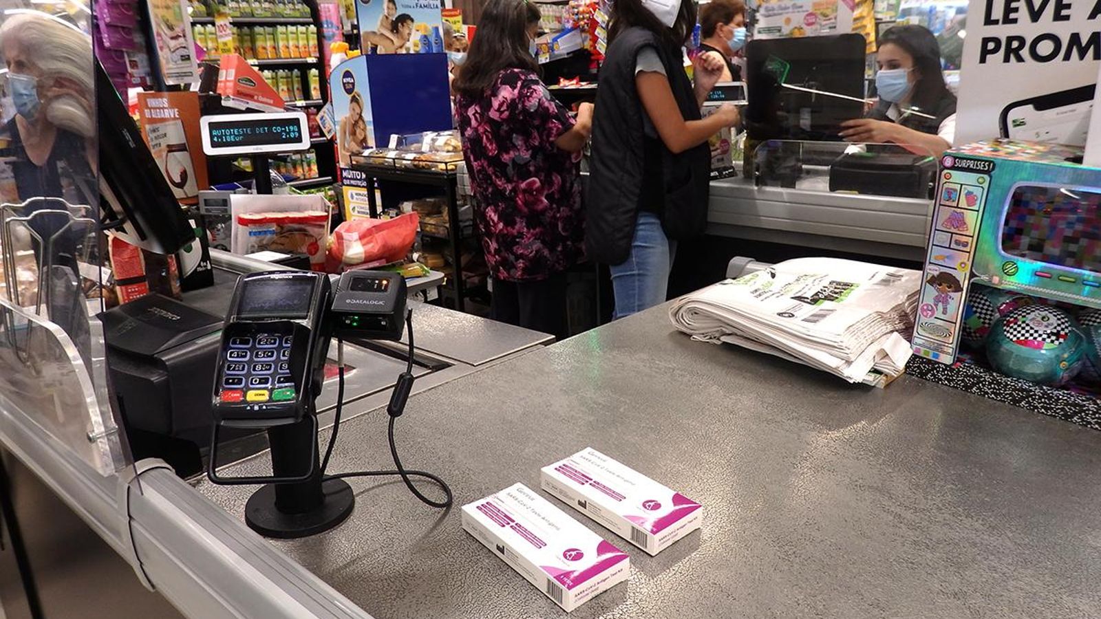Compra de test de antígenos en un supermercado de Portugal.