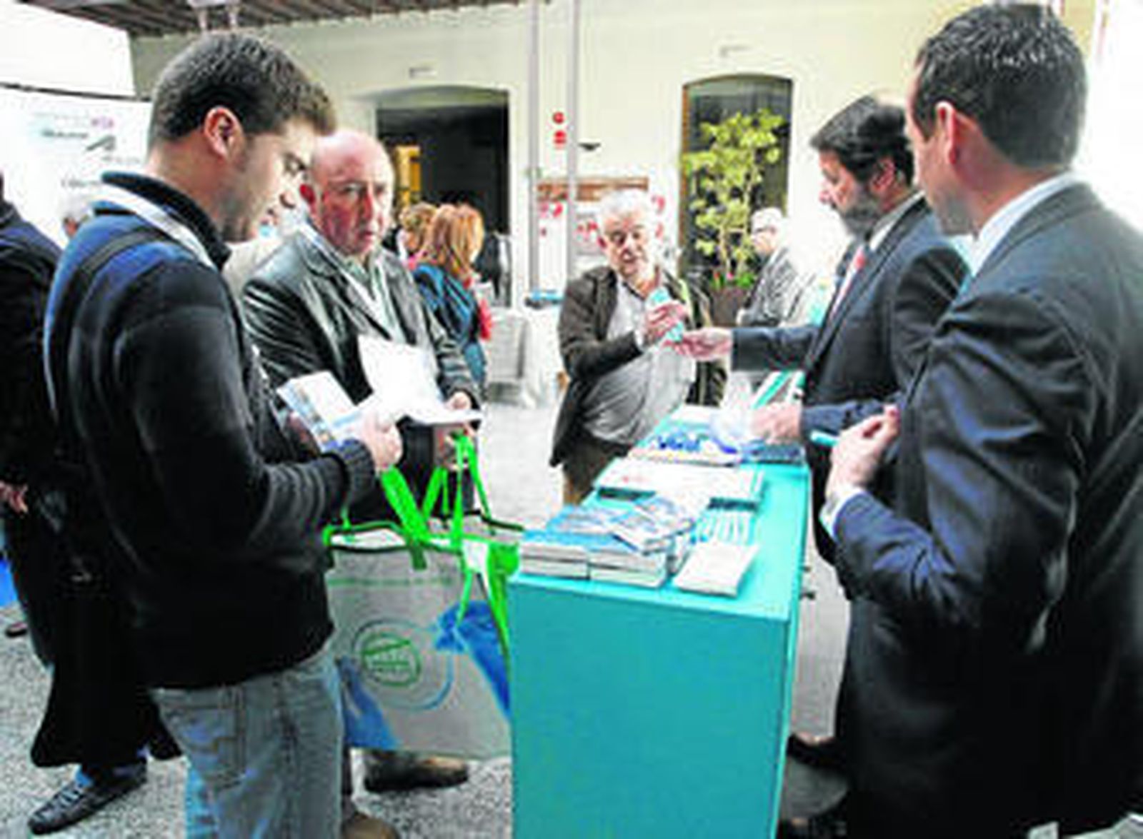 Los congresistas se reúnen en torno a un stand de una empresa farmacéutica ayer en el Foro.