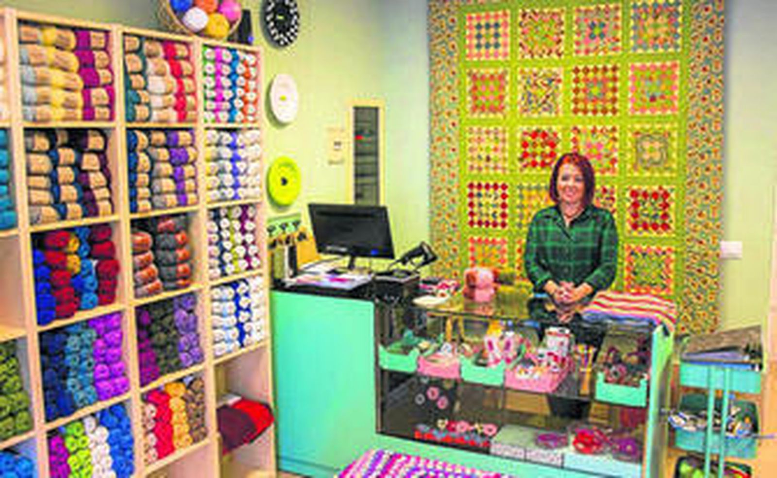 Virginia Neira, la propietaria, atiende a las clientas mientras se realizan los talleres.