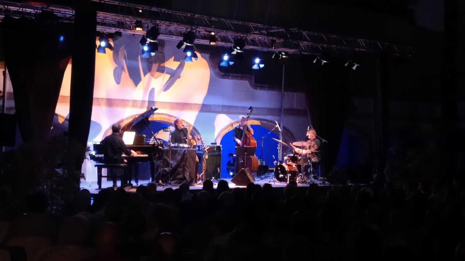 La actuación inaugural de Pedro Cortejosa, en el patio de los naranjos de la bodega, durante la noche del jueves.