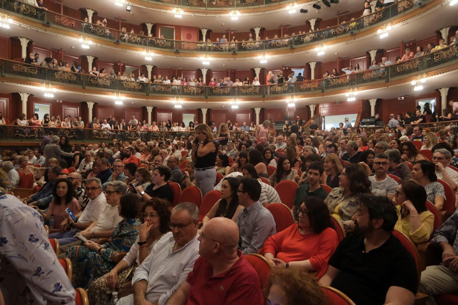 Luz Casal abre las ventanas de su alma en su concierto en Córdoba, en imágenes