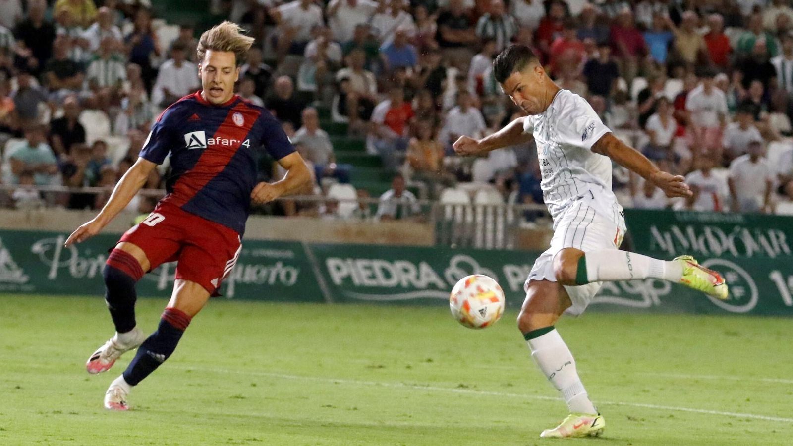 Willy intenta rematar el balón ante la presión de Francis, lateral del Rayo Majadahonda.