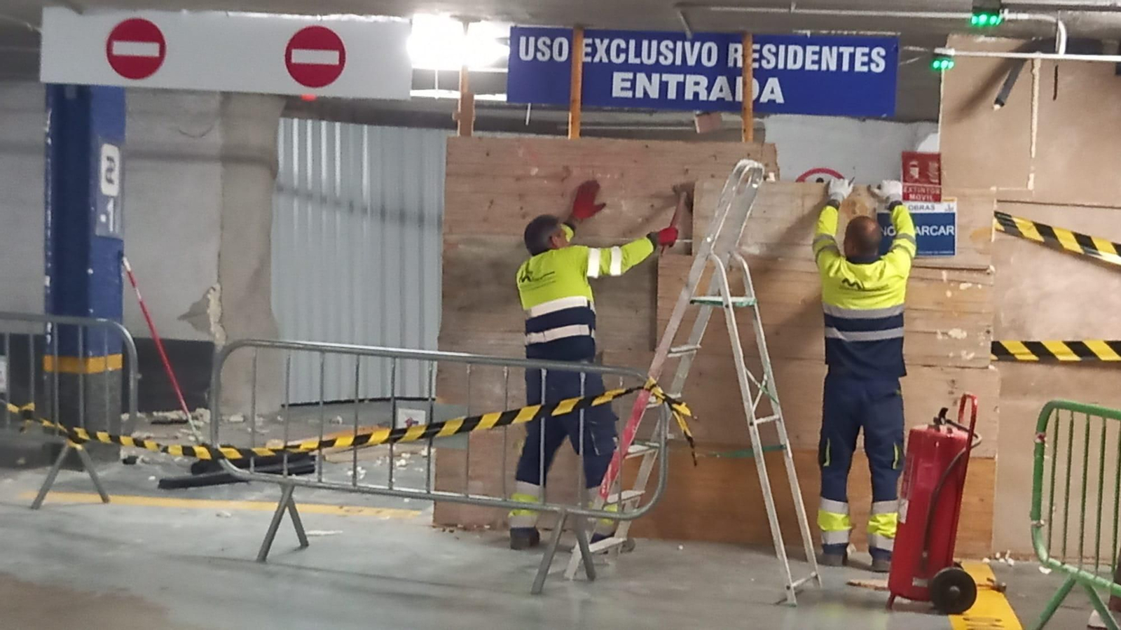 Operarios de la empresa abriendo el acceso a los garajes particulares. Operarios de la empresa abriendo el acceso a los garajes particulares.