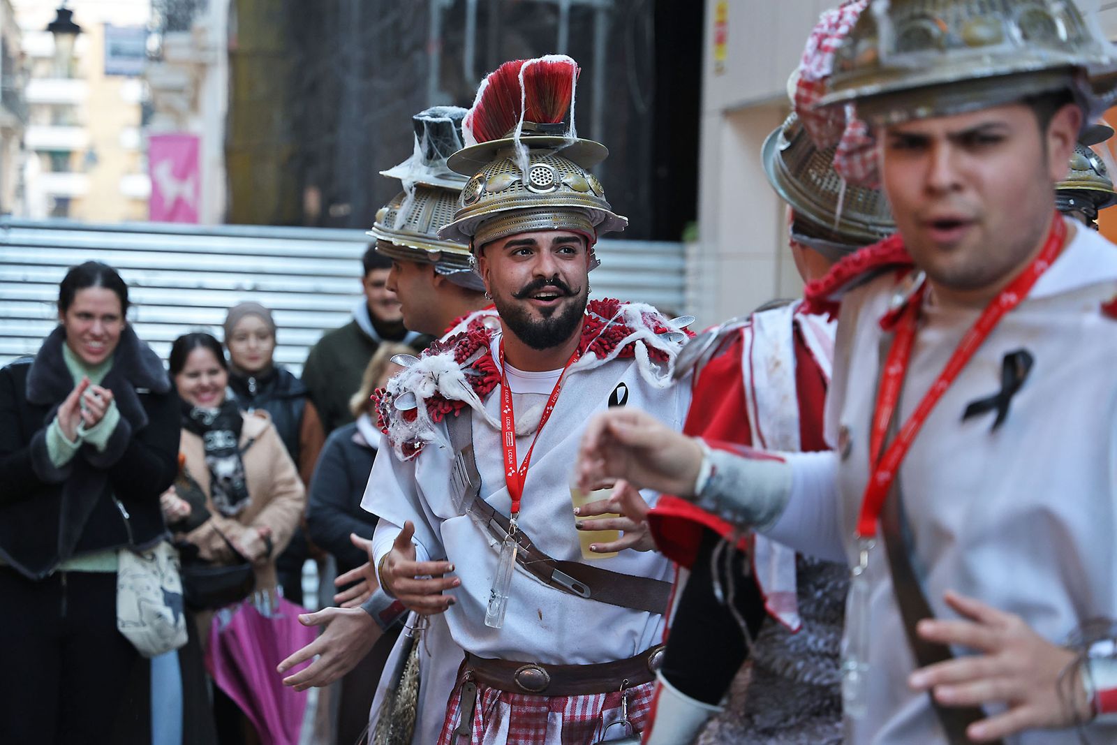 Las agrupaciones del Carnaval Colombino toman las calles del centro de Huelva