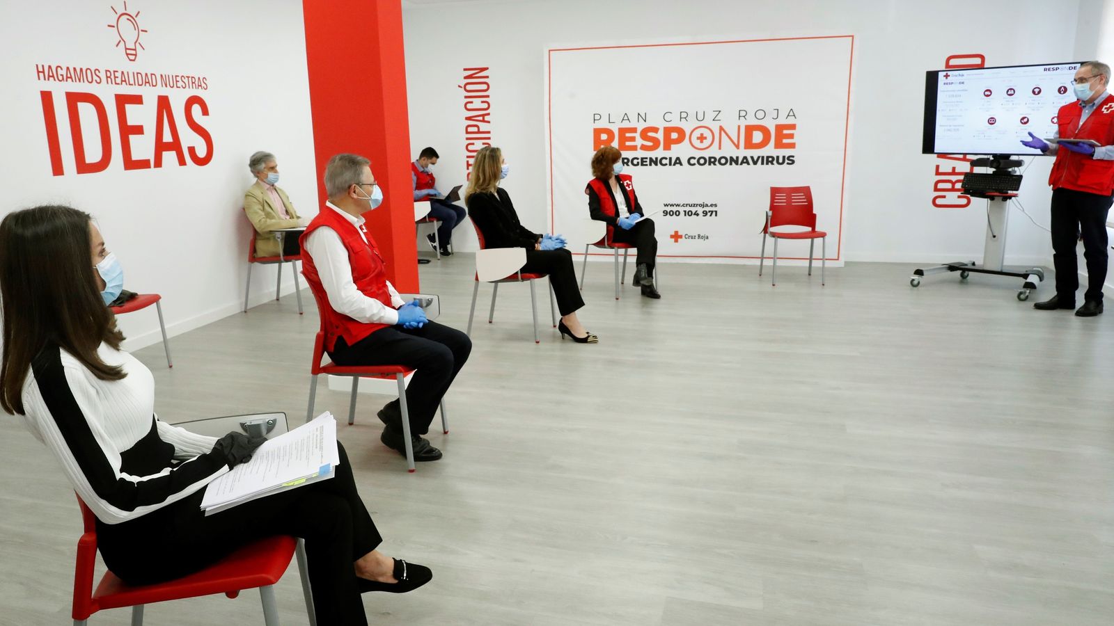 La Reina asiste a una reunión en la que se explicó el funcionamiento del plan 'Cruz Roja Responde'.