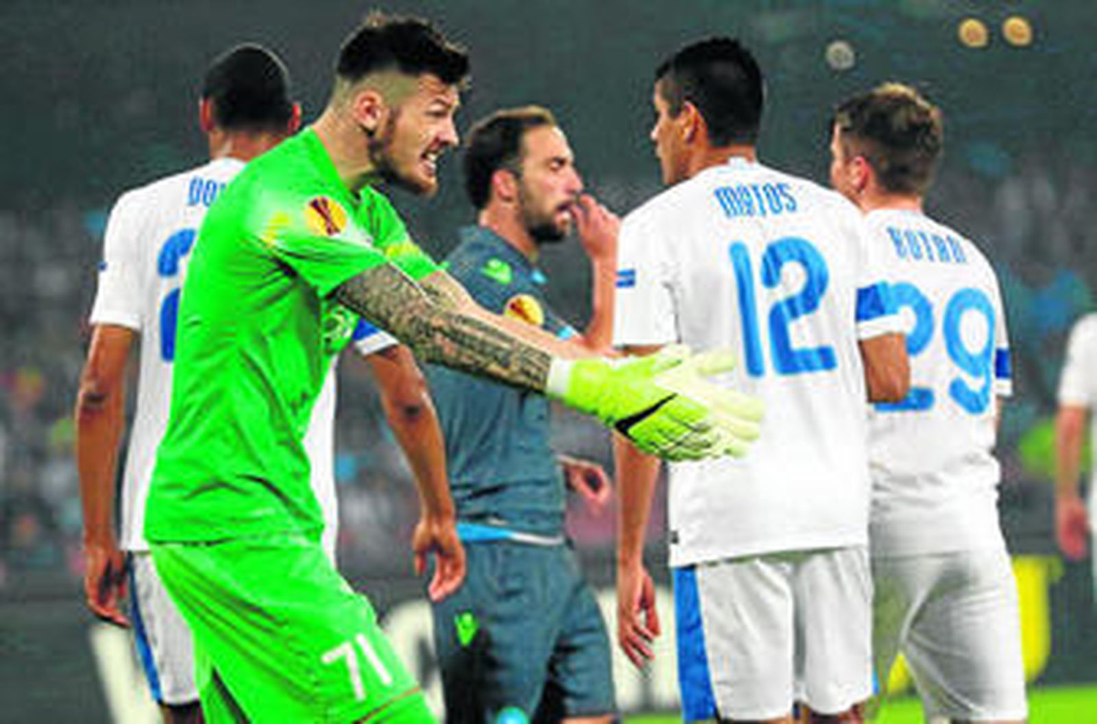 Boyko se queja a un asistente de una decisión en partido del Dnipro contra el Nápoles en Europa League.