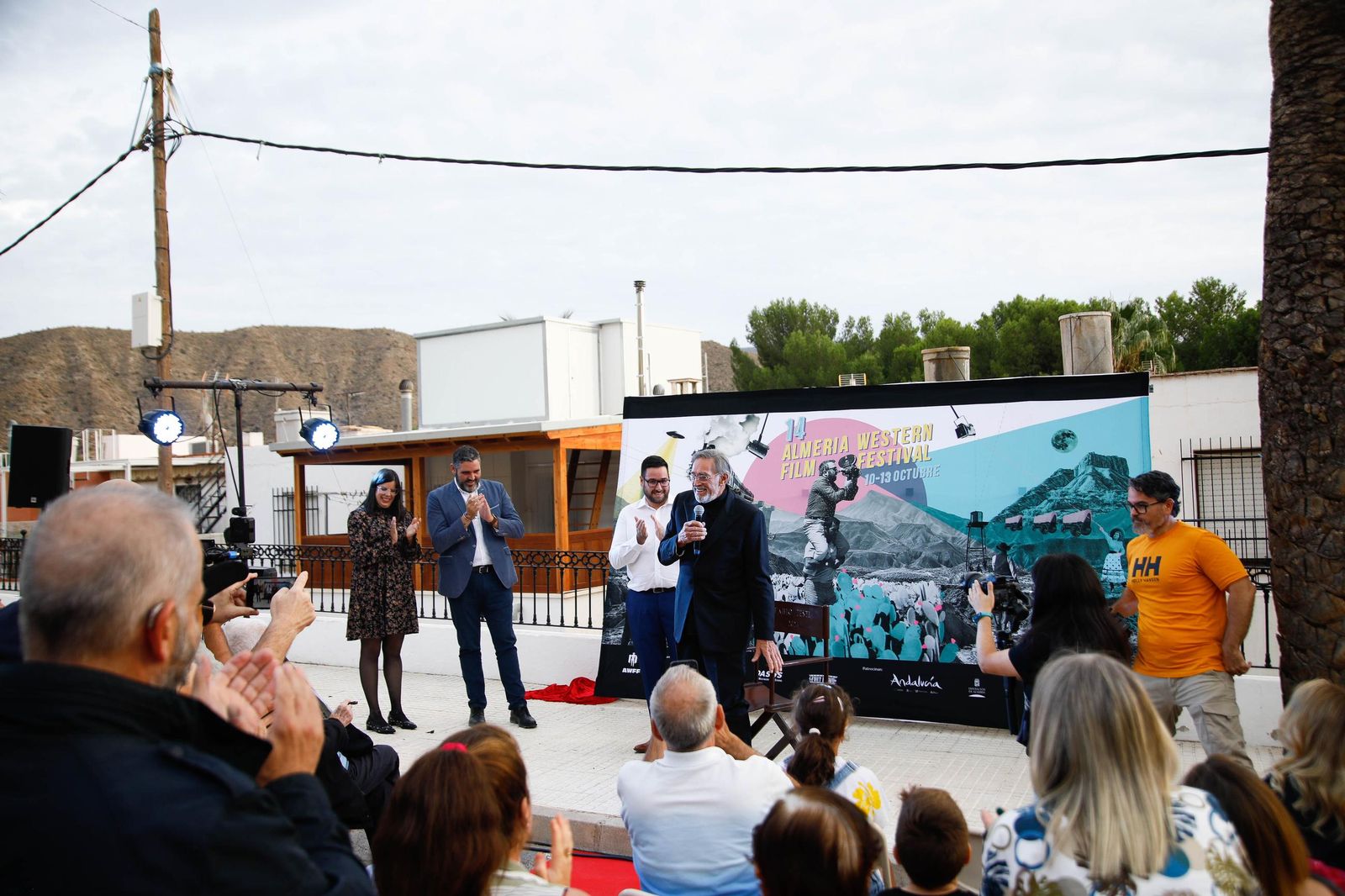 Descubrimiento de la silla del actor Fabio Testi en el Paseo de la Fama de Tabernas, en imágenes